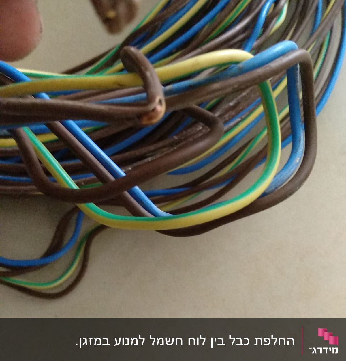 חוטי חשמל בצבעים שונים, חום, כחול וצהוב-ירוק